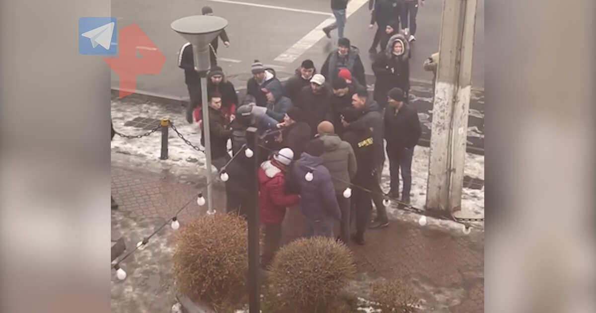 Мужчина отнял автомат у террориста. Екатеринбург 26 февраль 2022 протесты.