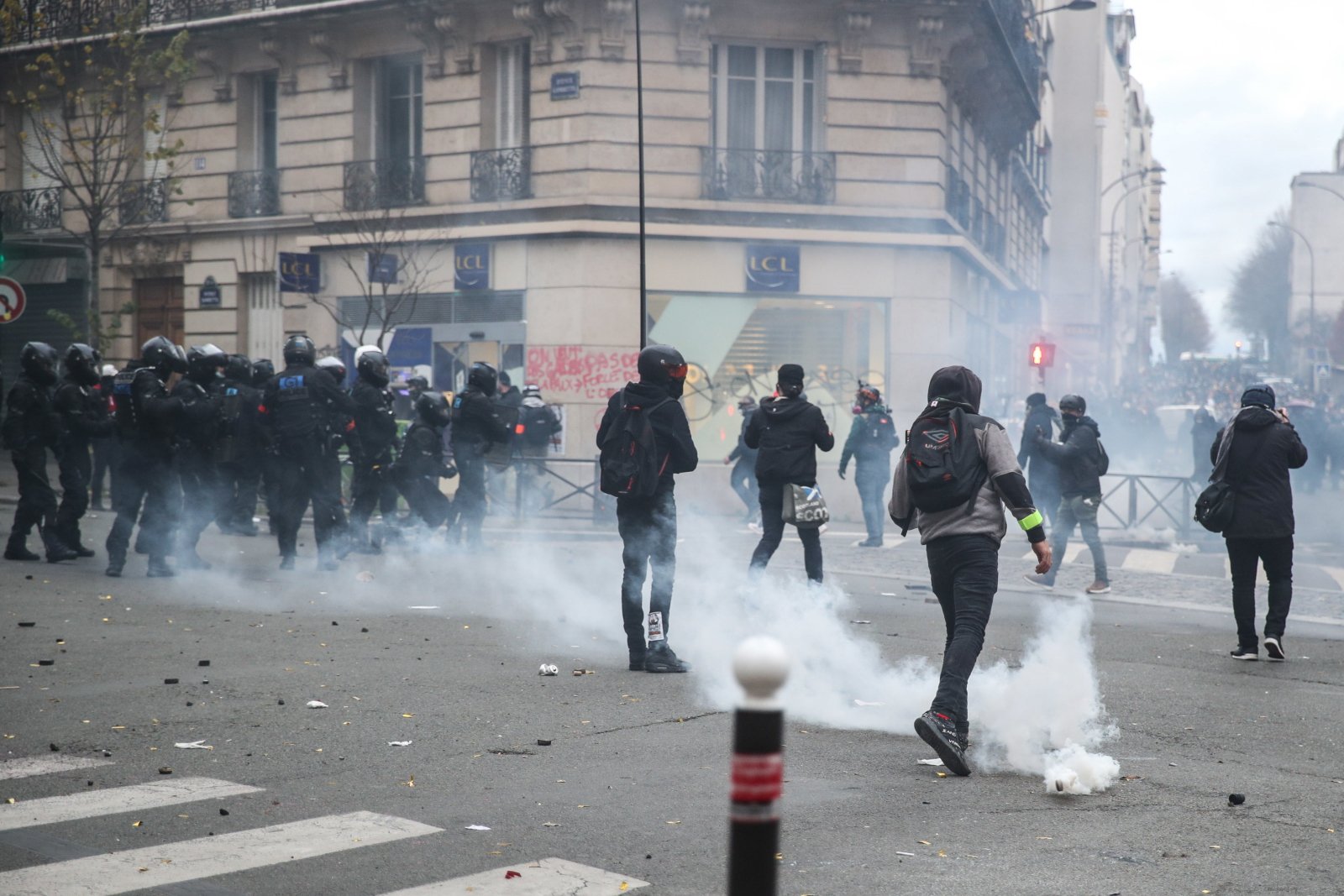 Подняли бунт против. Франция столкновения с полицией. Протесты во Франции.