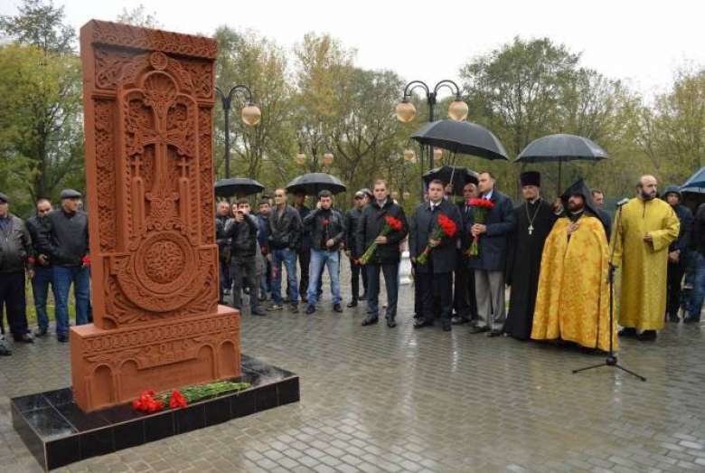 Крест хачкар в первомайском сквере. Хачкар в Серпухове. Армянский хачкар в России. Армянский хачкар Тобольск. Открытие хачкара в Серпухове.