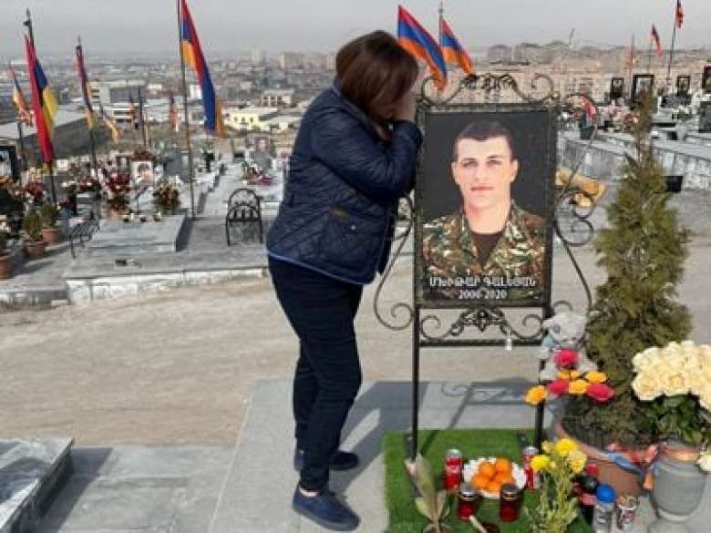 Матери погибших бойцов. Мать погибшего солдата. Мать погибшего солдата в Ереване. Звонит матери погибшего солдата.