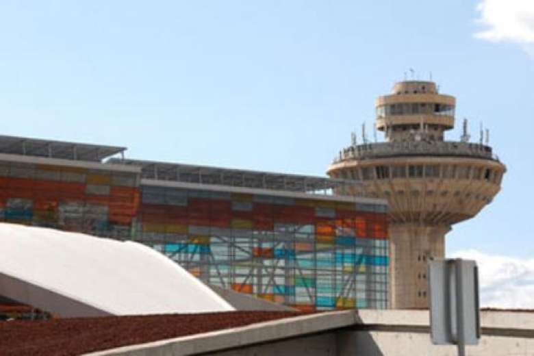 Аэропорт звартноц сайт. Международный аэропорт Ереван Звартноц, Армения. Терминал аэропорт Звартноц. Башня аэропорта Звартноц. Армянский аэропорт Звартноц новый.