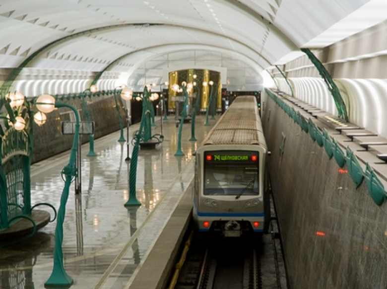 Сходи метро. Метрополитен Москвы Славянский бульвар. Станции метро Москва 2008 года. Славянский бульвар 15. Поезд метро.