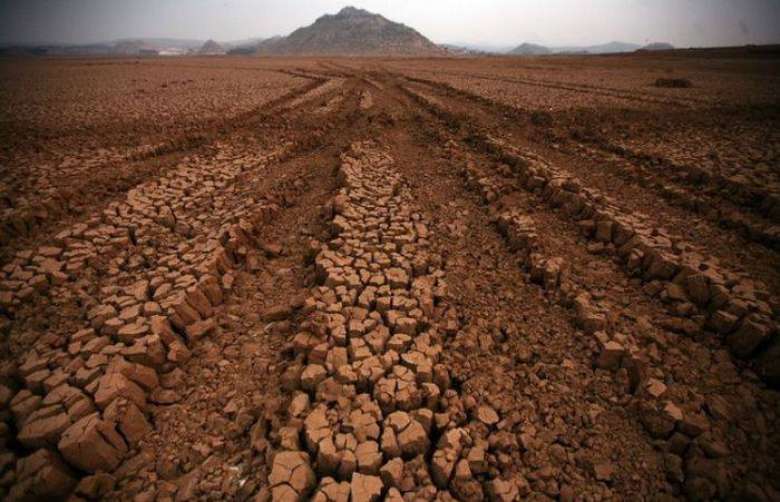 Почва страдает от. Засуха в Китае. Юньнань засуха. Засуха в центральной Азии. Эрозия почв в Китае.