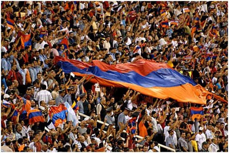 Население армении на сегодня. Население Армении 2022. Футбольные фанаты Армения. Армяне население. Армянские футбольные болельщики.