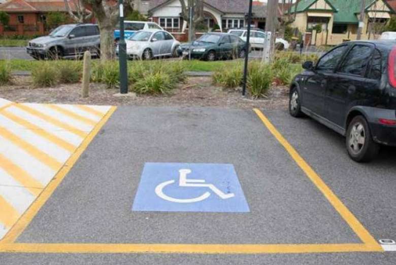 Машиноместа для инвалидов. Стоянка для инвалидов. Разметка мест для инвалидов на парковке. Разметка автостоянки для инвалидов. Место стоянки для инвалидов.