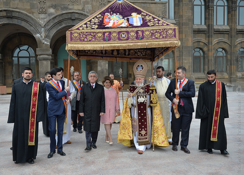 Эчмиадзин Пасха. Пасха в Армении. Пасха в армянской церкви. Армянская Пасхальная богослужение. Пасха в армении в 24 году