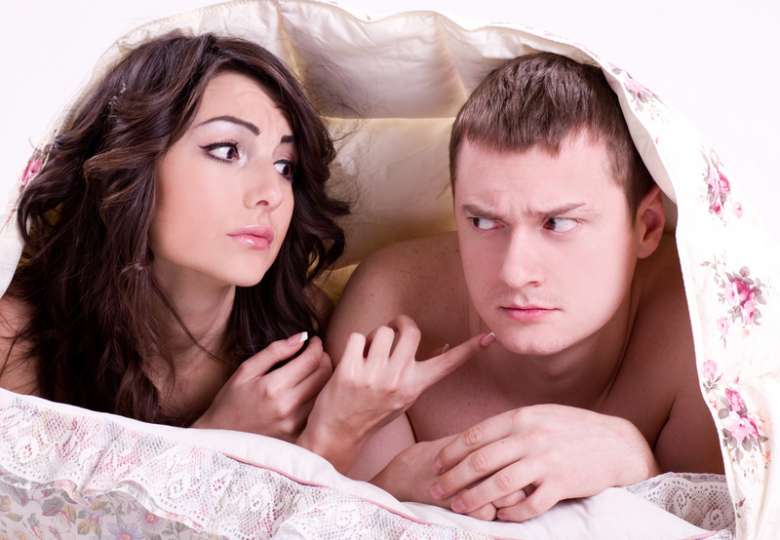 Муж с любовницей в постели. Несчастная пара. Фото мужчина женщина в постели русские. Фото красивых парней 22 в постель.